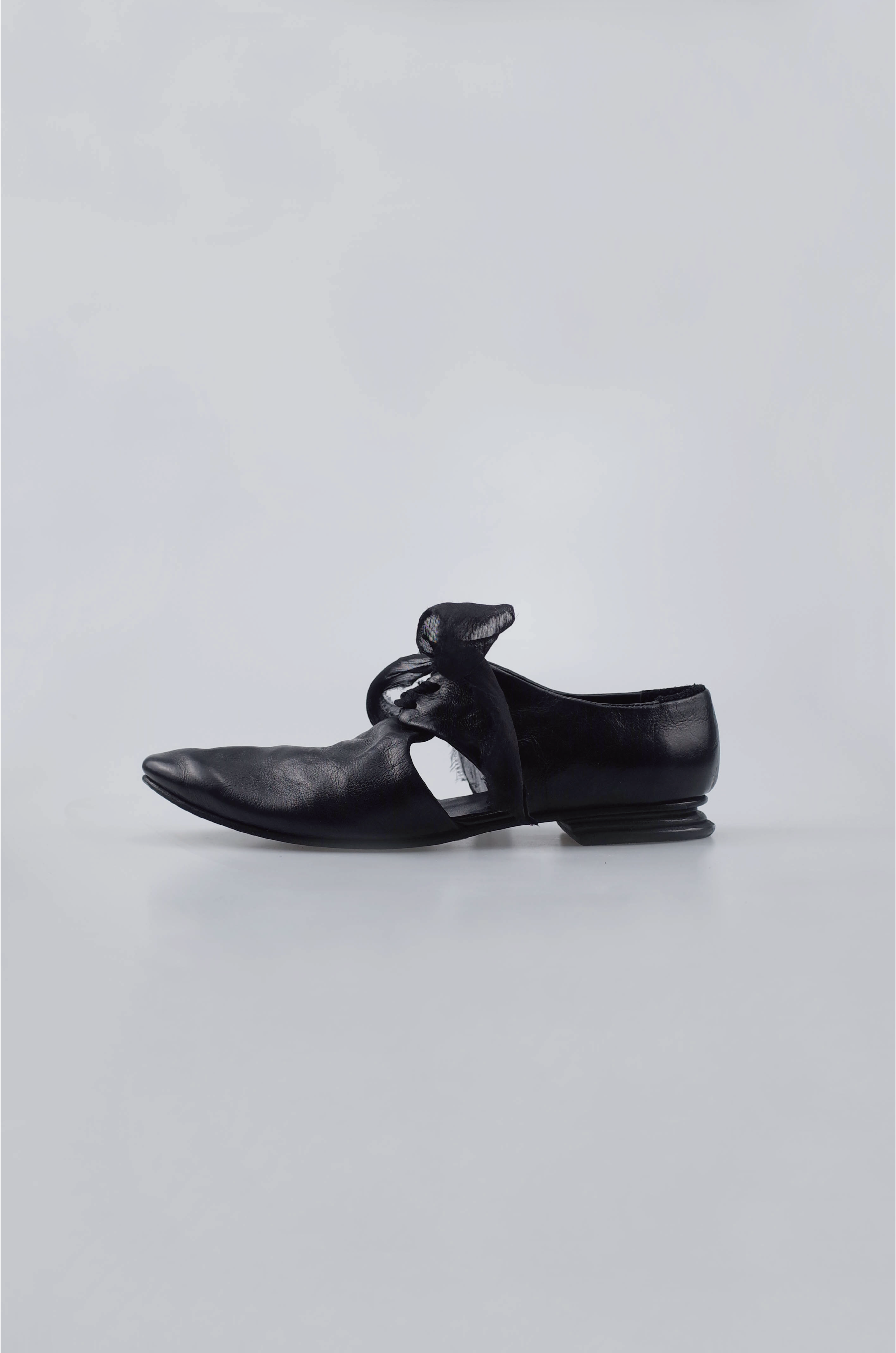 【在庫ある限り：サイズ36残り1点,50%OFF】Craftsman Made Leather100% Ribbon Flats (Black)